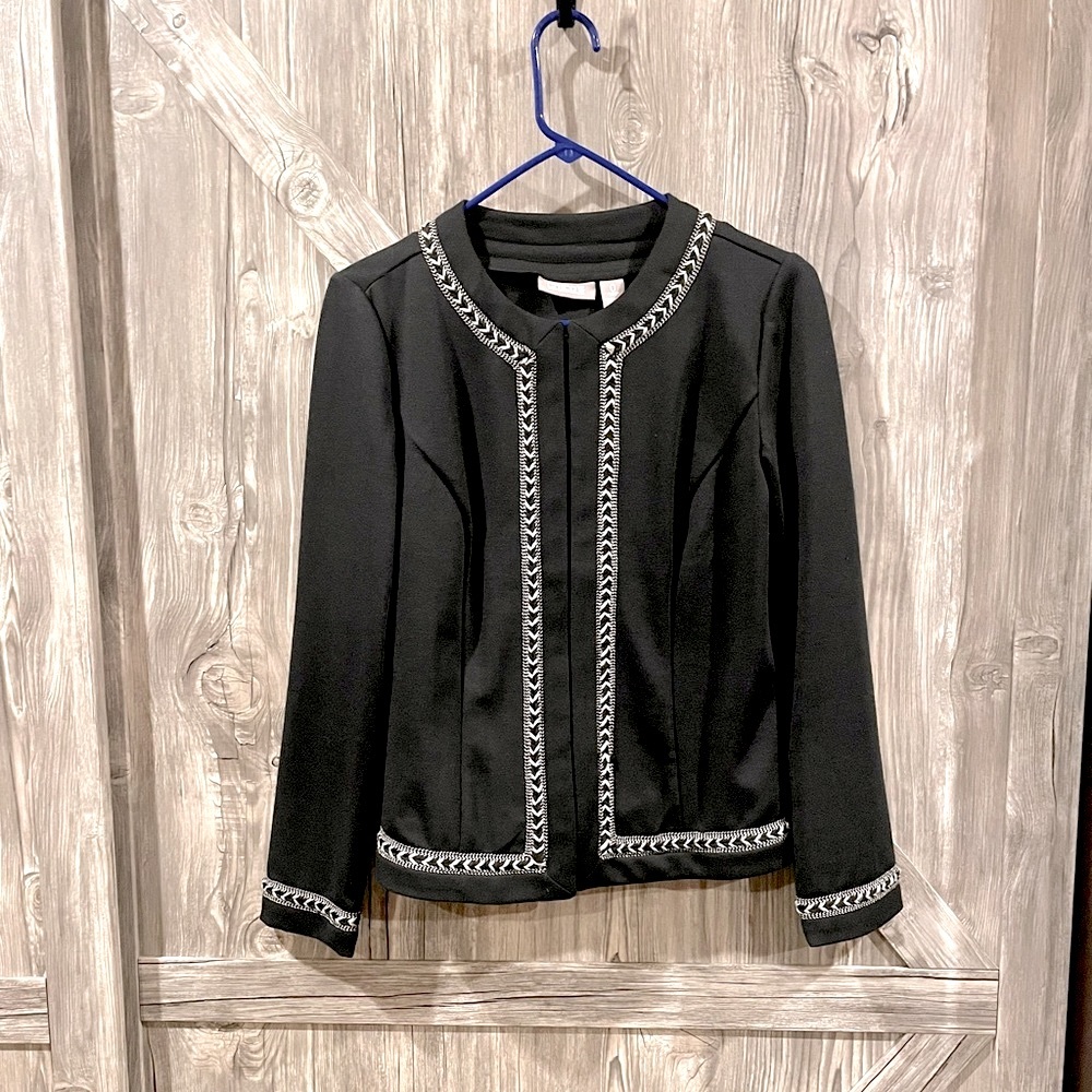 NWOT Chicos 4/6 knit jacket w/ hook & eye closure.Embroidered accent Gorgeous!